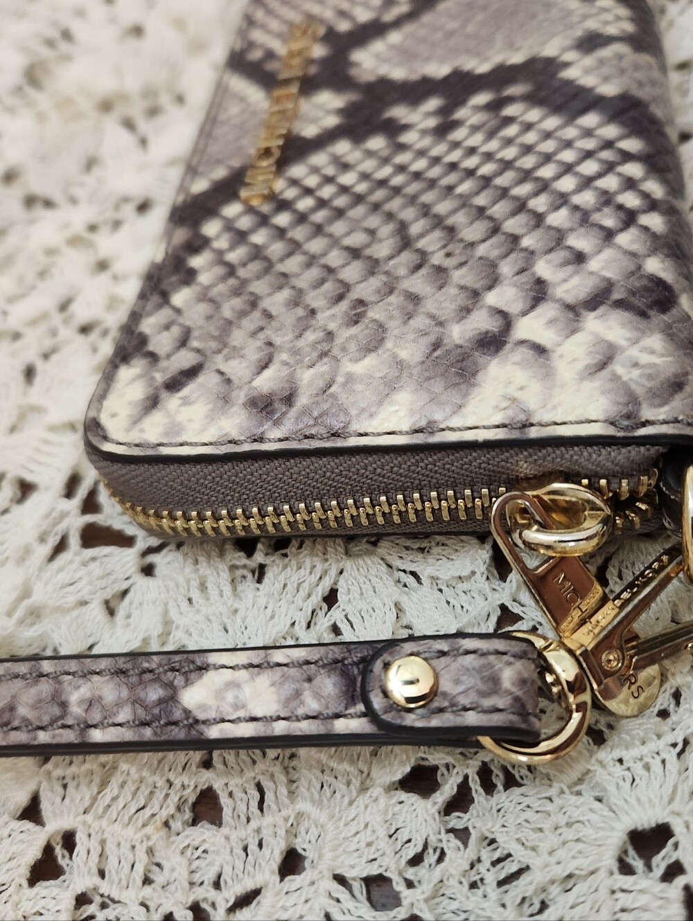 Michael Kors Jet Set Travel snake-embossed leather wristlet wallet Preloved - Picture 8 of 10